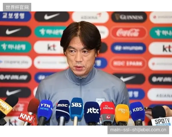 洪明甫需部署高效防守反击战术，利用孙兴慜的速度威胁墨西哥队身后空当。